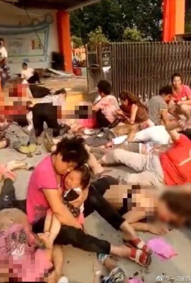 15일 오후 중국 장쑤(江蘇)성 북서부 도시 쉬저우(徐州)시의 한 유치원 입구에서 폭발이 발생해 부상자로 보이는 여성들과 아이들이 바닥에 누워 있다.