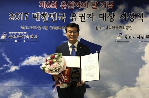 문상모 서울시의원이 15일 대한민국 유권자대상을 받고 기념촬영을 하고 있다.