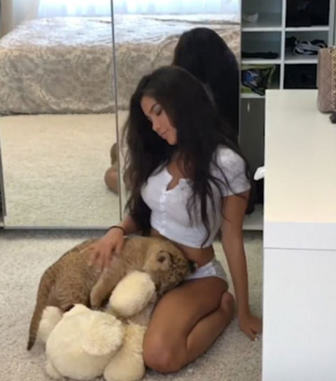 svetabily Instagram  최근 모스크바의 ‘스베타 빌리야로바(Sveta Bilyalova)’란 여성 모델의 얼굴에 오줌 싸는 새끼 사자 영상