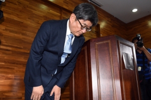 안경환 법무장관 후보자 결국 사퇴…“나를 밟고 검찰개혁 이뤄달라”(종합)