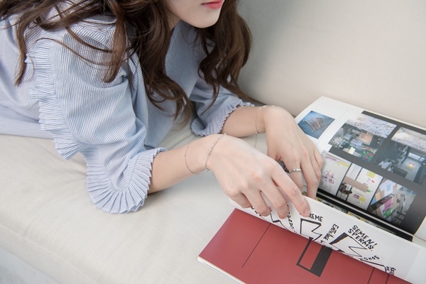 본격적인 여름에 접어들며, 여름 휴가를 계획하는 사람들이 늘고 있다. 패션 스타일의 완성도를 높이는 주얼리 또한 휴가철을 맞아 수요가 증가하고 있는 추세다.