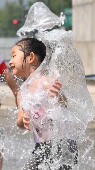 서울에 첫 폭염주의보가 발령된 16일 오후 서울 광화문 광장 분수를 찾은 어린이들이 물놀이를 하며 더위를 식히고 있다. 2017.6.16 도준석 기자 pado@seoul.co.kr