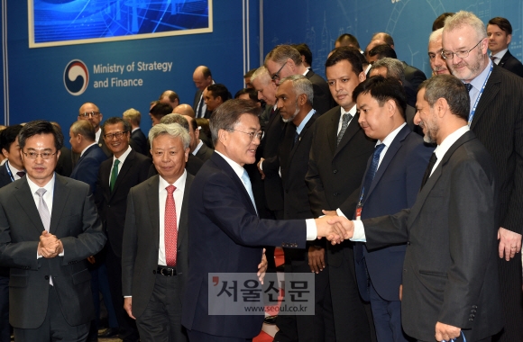 AIIB 연차총회 참석자들과 악수 