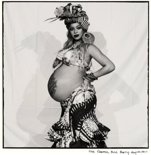 팝의 디바 비욘세(36)가 쌍둥이 엄마가 됐다.  18일(현지시간) 미국 언론과 AFP 통신에 따르면 비욘세는 지난 15일 로스앤젤레스(LA)의 한 병원에서 쌍둥이를 출산했다.  비욘세의 출산 소식은 한 여성이 발 모양의 파란색과 분홍색 풍선과 함께 ’B+J’라고 표면에 적힌 카드가 담긴 꽃다발을 들고 병원으로 가는 모습이 사진에 찍히면서 전해지게 됐다. 사진은 비욘세 인스타그램에 공개된 임신 모습.  비욘세 인스타그램 캡처=연합뉴스