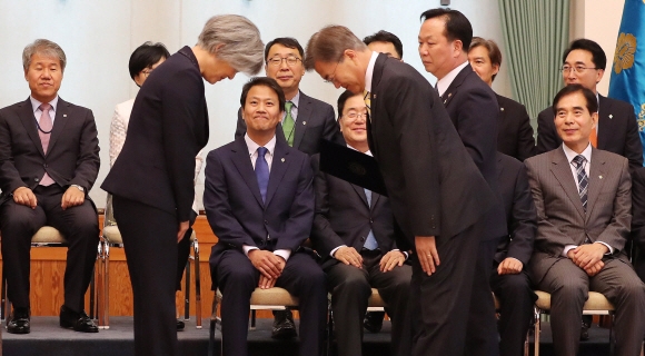 문재인 대통령과 강경화 외교부 장관