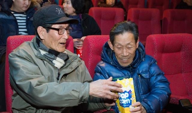 1호 작은영화관인 전북 장수군 ‘한누리시네마’에서 영화를 보러 온 어르신들이 이야기를 나누고 있다. 작은영화관 제공