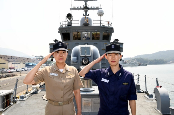1945년 해군 창설 이후 최초의 여군 함장으로 임명된 안희현(왼쪽) 소령과 고속정 편대장으로 선발된 안미영 소령이 함정 갑판에서 경례를 하고 있다. 해군 제공