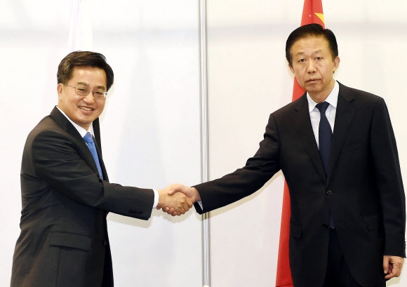 샤오제(오른쪽·肖捷) 중국 재정부장(재무장관) 연합뉴스