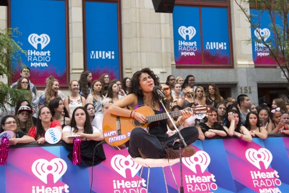 가수 제시 레예즈가 18일(현지시간) 캐나다 토론토에서 열린 ‘2017 머치 뮤직 비디오 어워즈(Much Music Video Awards)’ 레드카펫에서 노래를 선보이고 있다. AP 연합뉴스