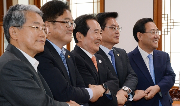19일 국회에서 열린 국회의장과 4당 원내대표 정례회동에서 참석자들이 손을 잡고 포즈를 취하고 있다. 이종원 선임기자 jongwon@seoul.co.kr