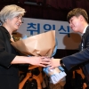[서울포토] 취임 축하 꽃다발 받는 강경화 외교부 장관