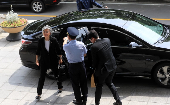 강경화 외교부 장관, ‘쏘나타’ 타고 출근