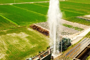 ‘메마른 들판 반가운 물줄기’