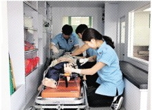 실습 중인 응급구조과 학생들.