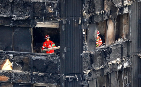런던 화재 사망자 최소 79명으로 늘어