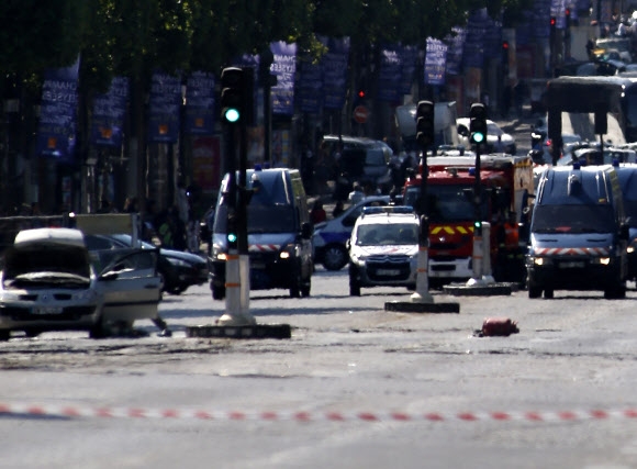 19일(현지시간) 프랑스 파리 샹젤리제 거리에서 괴한이 승용차를 경찰차량에 돌진시켜 승용차가 폭발하는 일이 발생했다. AP 연합뉴스
