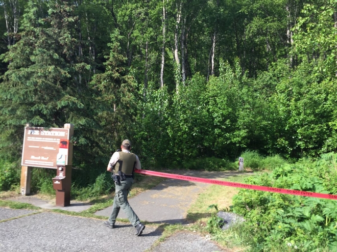 지난 18일(현지시간) 미국 알래스카주 앵커리지에서 얼마 떨어지지 않은 추각 주립공원의 레인저가 트레일러닝 대회 도중 흑곰에게 살해당한 현장 주변 출입을 통제하고 있다. 알래스카 디스패치 뉴스  