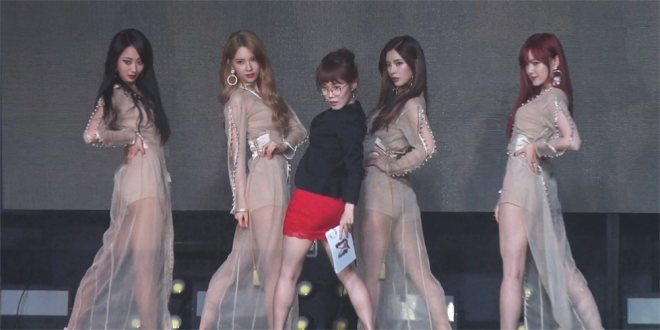 개그우먼 박슬기가 나인뮤지스와 함께 포토타임을 갖고 있다.