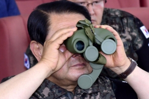 막힌 쌍안경 든 박주선 “북한 잘 보이시나요”
