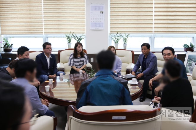 성금 전달 단체와 유족 측이 양산경찰서 서장실에서 성금 전달식을 한 뒤 위로·격려자리를 갖고 있다. 등을 보이고 있는 여성이 피해자 김씨의 부인. 양산시 제공 