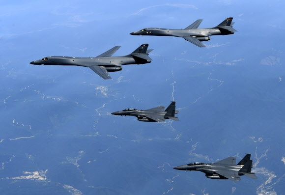 20일 한반도 상공에서 한국 공군 F15K 전투기가 미 공군 B1B 랜서 전략폭격기를 엄호하며 비행하고 있다. 공군 제공