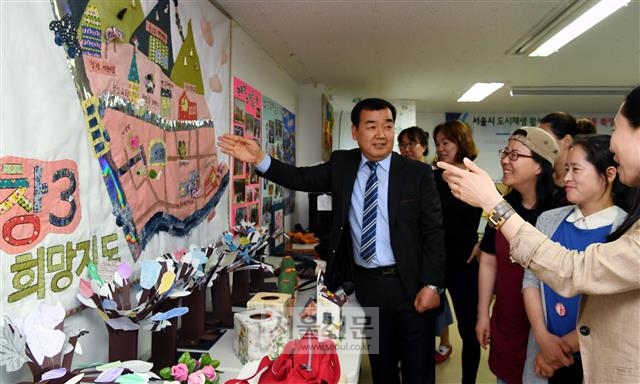 최범린(맨 왼쪽)씨 등 서울 도봉구 창3동의 근린형 도시재생사업에 참여하는 주민들이 20일 주민사랑방 ‘알콩달콩’에서 기본 계획을 담은 희망지도를 보며 의견을 나누고 있다. 강성남 선임기자 snk@seoul.co.kr