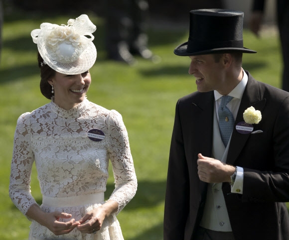 윌리엄 영국 왕세손과 케이트 미들턴 왕세손빈이 20일(현지시간) 런던 인근에서 열린 세계적 경마대회인 ‘로열 애스콧(Royal Ascot)’에 참석해 대화를 나누고 있다. EPA 연합뉴스