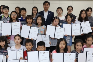 안양시의회 어린이기자단 48명 위촉장 수여