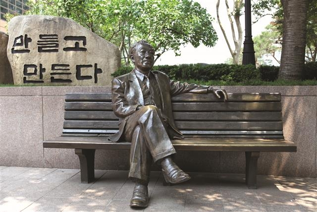 교보문고 앞 횡보 염상섭의 좌상. 횡보는 서울미래유산으로 지정된 소설인 ‘삼대’의 작가이다.