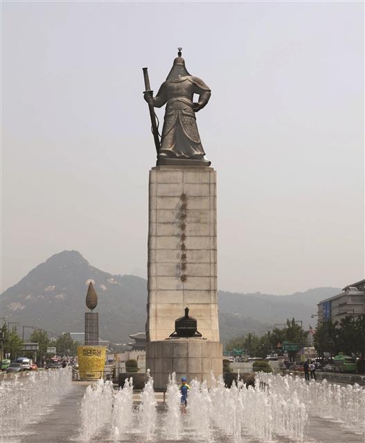서울미래유산으로 지정된 충무공 동상.