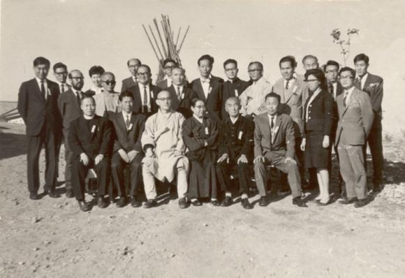 1965년 서울 용당산호텔(현재 한강호텔)에서 ‘한국 제 종교의 공동과제 6대 종단 지도자 대화모임’을 마친 종교계 인사들이 기념 촬영을 하고 있다. 이 모임은 1986년 KCRP 창립으로 이어졌다. 한국종교인평화회의 제공