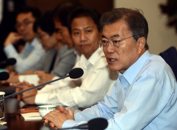 문재인(오른쪽 첫 번째) 대통령이 22일 청와대 여민관에서 열린 수석보좌관 회의서 모두발언하고 있다. 안주영 기자 jya@seoul.co.kr
