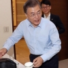[서울포토] 문재인 대통령 ‘커피는 셀프’