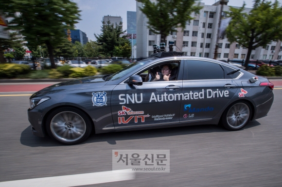 서울대 지능형자동차IT연구센터에서 개발한 스누버3(SNUver3)가 22일 오후 서울 여의도 국회 앞을 시작으로 자율주행을 하고 있다. 정연호 기자 tpgod@seoul.co.kr