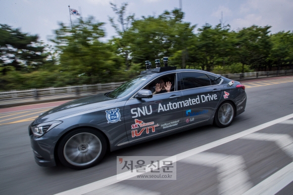 서울대 지능형자동차IT연구센터에서 개발한 스누버3(SNUver3)가 22일 오후 서울 여의도 국회 앞을 시작으로 자율주행을 하고 있다. 정연호 기자 tpgod@seoul.co.kr