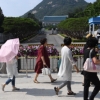 [서울포토] 청와대 앞길 24시간 개방 기다리는 시민들