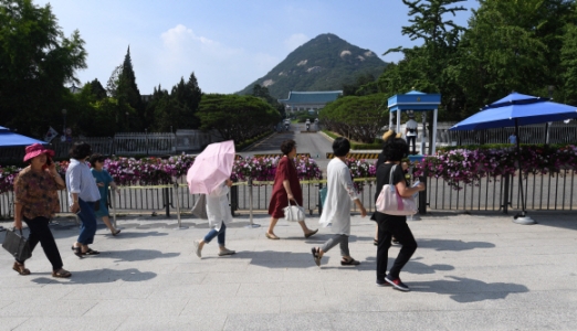 [서울포토] 청와대 앞길 24시간 개방 기다리는 시민들