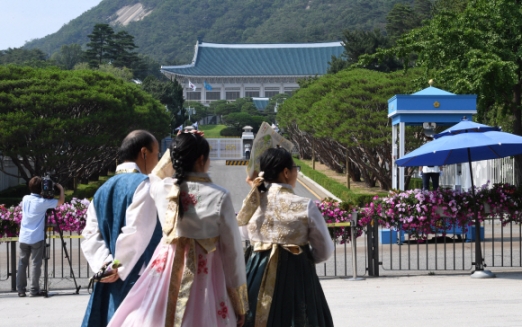 [서울포토] 청와대 앞길 24시간 전면 개방…한복 입고 산책 나온 관광객들