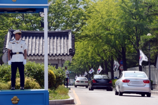 [서울포토] 청와대 앞길 24시간 전면개방 앞두고 경비를 서고 있는 경호원