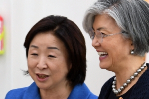 [서울포토] 대화 나누는 강경화 외교부 장관과 심상정 정의당 대표