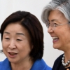 [서울포토] 대화 나누는 강경화 외교부 장관과 심상정 정의당 대표