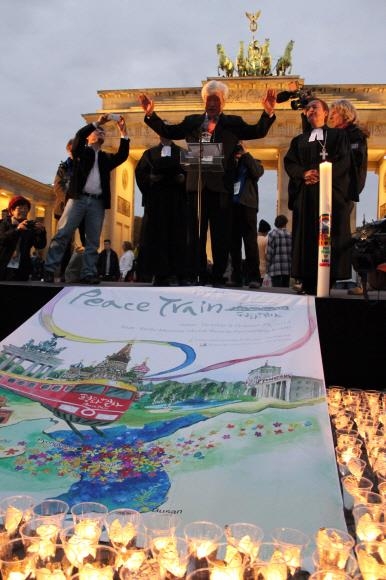 지난 2013년 10월 부산에서 개최된 세계교회협의회(WCC) 제10차 총회에 앞서 독일 브란덴부르크 광장에서 열린 ‘한반도와 세계평화 기원’ 행사 모습. 서울신문 DB
