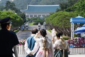 [서울포토] 50년 만에…청와대 앞길 전면 개방