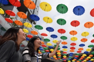 무지개처럼 뜬 우산 400개