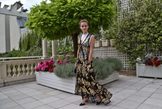 영화배우 엠마 왓슨이 프랑스 파리에서 열리고 있는 ‘파리 패션위크’에 참가한 가운데 22일(현지시간) 브리스톨 호텔에서 취재진을 향해 포즈를 취하고 있다.<br>AP 연합뉴스