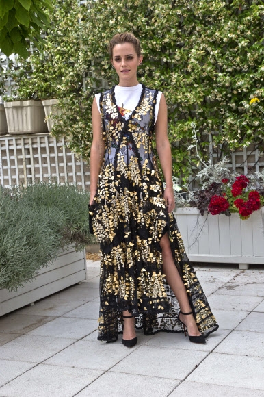 영화배우 엠마 왓슨이 프랑스 파리에서 열리고 있는 ‘파리 패션위크’에 참가한 가운데 22일(현지시간) 브리스톨 호텔에서 취재진을 향해 포즈를 취하고 있다.<br>AP 연합뉴스