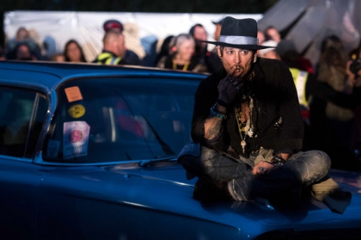 영화배우 조니 뎁이 22일(현지시간) 영국 서머싯 카운티의 필턴 인근에서 열린 ‘글래스턴베리 페스티벌(Glastonbury Festival)’에서 야외 영화 상영 거리에 등장해 자신의 영화 ‘리버틴(The Libertine)’을 소개하고 있다.<br>AFP 연합뉴스