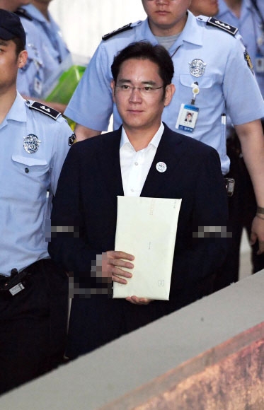 이재용 삼성전자 부회장이 생일을 맞은 23일 최순실 사건에 대한 첫 판결을 위해 소환되어 서울중앙지법 형사법정으로 향하고 있다.  이언탁 기자 utl@seoul.co.kr