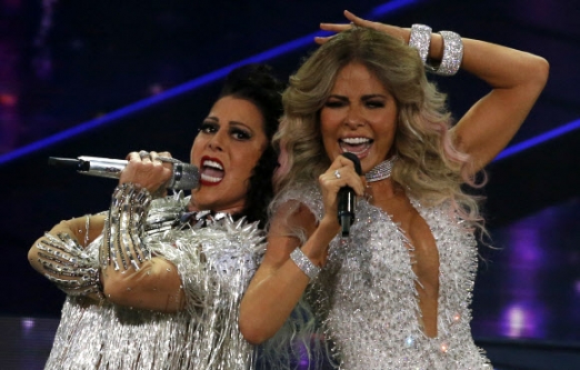 멕시코 가수 글로리아 트레비(오른쪽)가 22일(현지시간) 멕시코의 멕시코시티 아레나에서 열린 콘서트에서 알레한드라 구스만과 함께 퍼포먼스를 펼치고 있다.<br>AP 연합뉴스