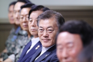 [서울포토] 현무2 탄도미사일 발사 참관한 문재인 대통령